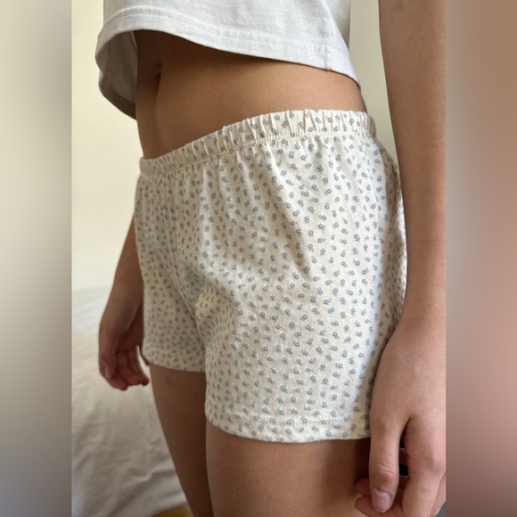 Brandy Melville emery floral sweatshorts - Picture 3 of 3